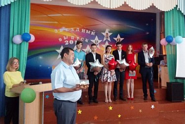 Депутаты пожелали выпускникам доброго пути